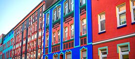 Lustrous facades, colourful embellishments and windows adorned with decorations: expressionist facades of buildings in Magdeburg’s Otto-Richter-Strasse.