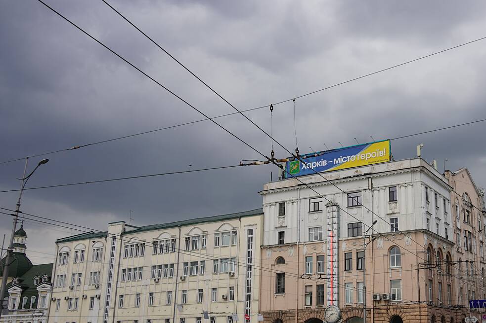 Ermutigende Banner: „Charkiw – Stadt der Helden“