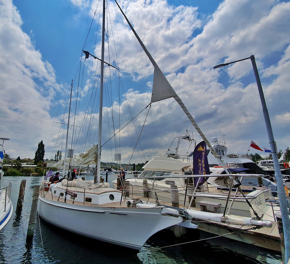 Sail Barbary Yacht in Marina - Die Ladestation befindet sich am Dock, wo die Yacht über Nacht aufgeladen wird.