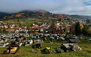 Blick auf Čierny Balog vom Friedhof oberhalb des Dorfes.