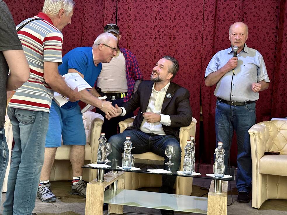 Ľuboš Blaha signiert sein Buch über Che Guevara nach der Veranstaltung in Brezno.