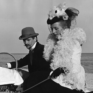 Der Schauspieler Ulli Lommel und die Darstellerin Hanna Schygulla sitzen am Strand im Film „Fontane Effi Briest”