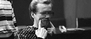 Obrazy z archivů Stasi: nalepování falešných vousů