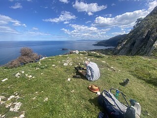 Mein Mitpilger Teo ruht sich auf dem Berg aus, den wir aus Versehen bestiegen: „Jetzt, wo ich es überlebt habe, fühle ich mich erst richtig lebendig.“