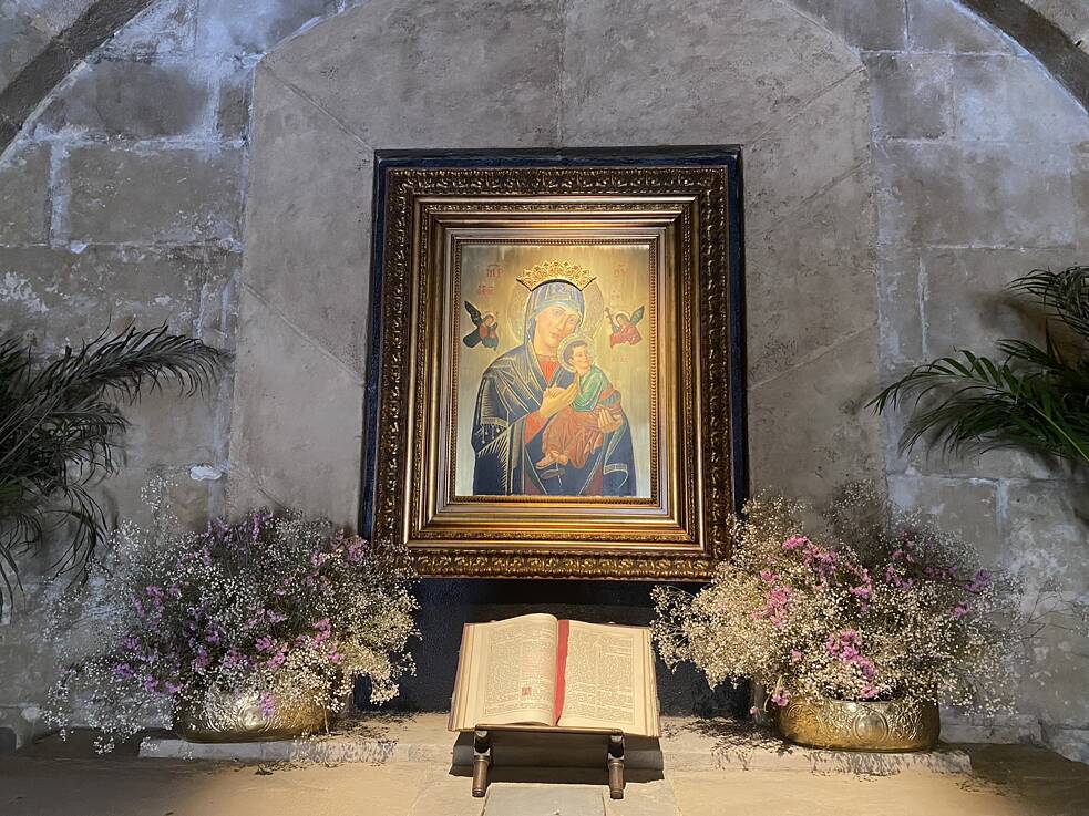 Ein Gemälde mit Maria und Jesus in der Kathedrale von Santander. Vor der Kathedrale treffe ich zwei Tschechinnen, und wir holen uns gemeinsam den Stempel ab. Wir teilen die Grundmotivation für die Pilgerreise, trennen uns aber gleich hinter der Stadt aufgrund unterschiedlichen Lauftempos. Abends treffen wir uns in derselben Unterkunft wieder und verlieren uns am Morgen aus den Augen – ich will heute eine längere Strecke laufen.