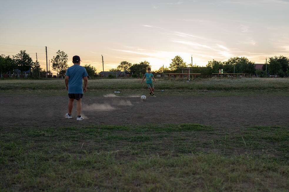 Futbalové ihrisko vo Volintire, kde sa v lete schádzajú a hrajú miestne deti.