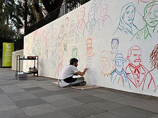 Bruno ortiz realiza intervenção artística no muro do Goethe-Institut Porto Alegre © Goethe-Institut Porto Alegre Bruno Ortiz: Imigrantes