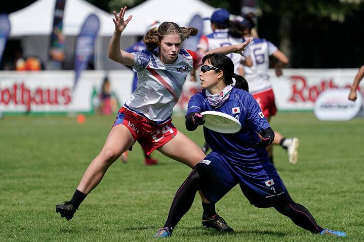 Zwei Frauen in einem Ultimate Frisbee-Wettkampf