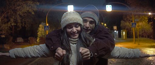 Foto de una chica y un chico simulando volar.