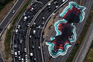 Farb-Loch des Hamburger Duos TenTen 1010 auf der Stadtautobahn Périphérique in Paris