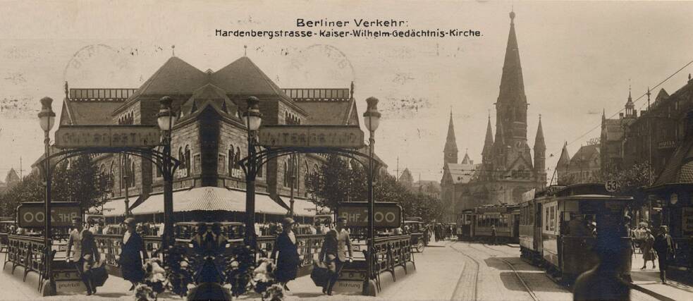 Erich Kästner nechává svého Emila z románu Emil a detektivové přijet do stanice Bahnhof Zoo. Zde je pohled směrem ke kostelu Gedächtniskirche. Pohlednice z Berlína, 20. léta 20. století.