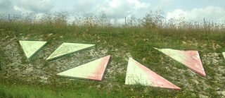 Cubos y cilindros de Guy de Rougemont en la Autoroute A4 cerca de la ciudad de Reims en Francia