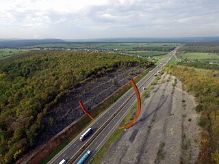 Der Arc Majeur von Bernar Venet auf der E411 nahe der belgischen Festungsanlage Lavaux-Sainte-Anne in der Wallonie