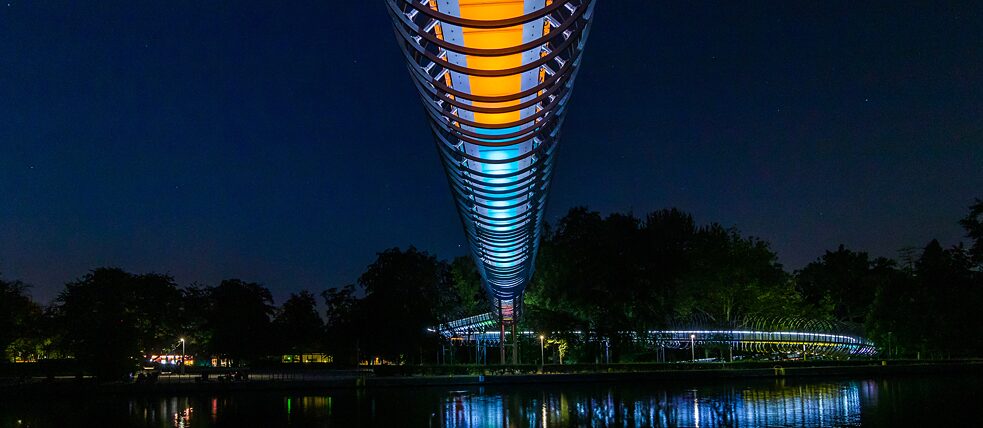 Es werde Licht! Die illuminierte Slinky-Brücke bei Nacht. 