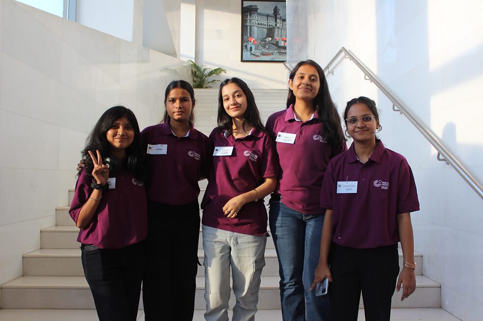 5 volunteers in purple Goethe-Shirts