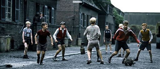 Jungen spielen Fußball