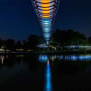 Es werde Licht! Die illuminierte Slinky-Brücke bei Nacht. 