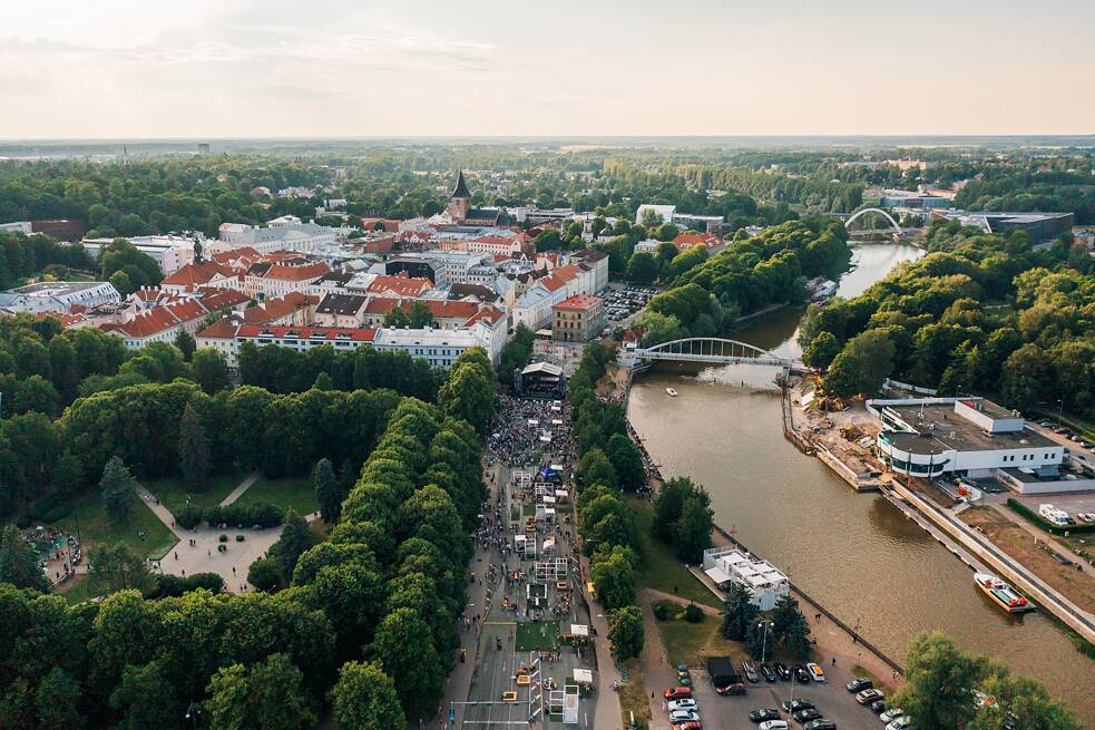 Bird Perspective on the car-free avenue, the city centre and the Emajogi river