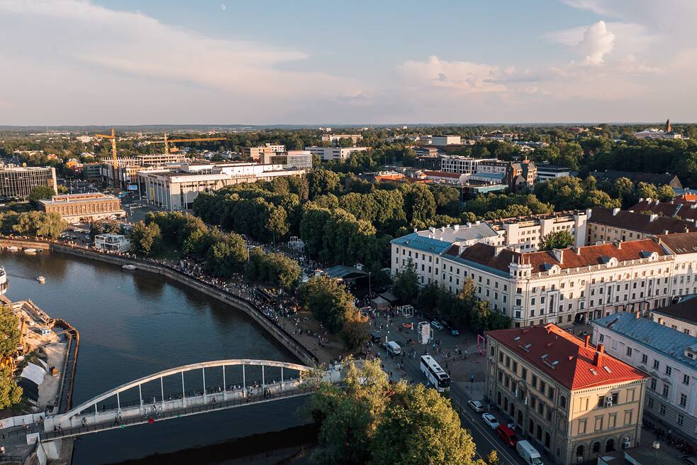 Bridge over the Emajõgi river and the Vabaduse Avenue, free of cars and full of people