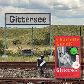 Stazione di Gittersee, in Sassonia, e copertina del romanzo di Charlotte Gneuß "Gittersee"