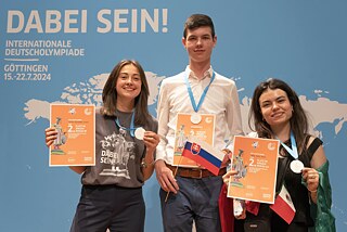 v.l.n.r: Die Zweitplatzierten (Sprachstufen B2, A2 und B1) der Internationalen Deutscholympiade 2024: Martina Sorato aus Italien, Aleš Gabriel aus der Slowakei und Alma Muñiz aus Mexiko