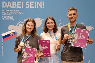 v.l.n.r: Die Drittplatzierten (Sprachstufen B2, A2 und B1) der Internationalen Deutscholympiade 2024: Katarína Ollé aus der Slowakei, Sophie Bailey aus Grossbritannien und Maciej Bogusz aus Polen