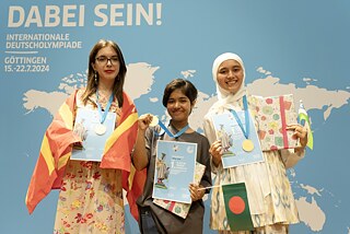 v.l.n.r:  Die glücklichen Erstplatzierten (Sprachstufen B2, A2 und B1) der Internationalen Deutscholympiade 2024: Ana Kotevska aus Nordmazedonien, Mahek Khan aus Bangladesch und Rayyona Ibrokhimova aus Usbekistan.