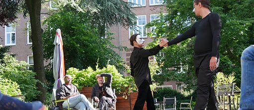 Performance met twee dansers  in de tuin van het Goethe-Institut