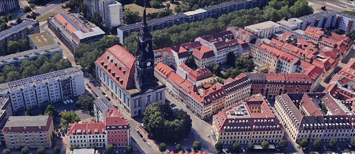 In der evangelischen Dreikönigskriche, die die Hauptstraße der Neustadt dominiert, wurde Erich Kästner 1899 getauft und am Palmsonntag 1913 konfirmiert.