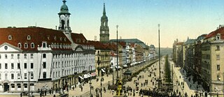 Historische Ansicht an die Hauptstraße in Dresden Neustadt, Jahr 1910. In der Mitte links steht die Dreikönigskirche, in der Erich Kästner getauft wurde.