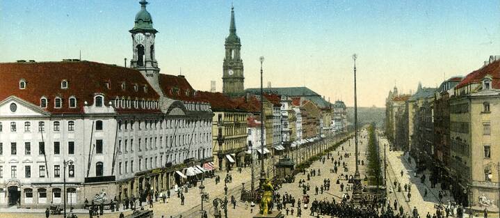 Historische Ansicht an die Hauptstraße in Dresden Neustadt, Jahr 1910. In der Mitte links steht die Dreikönigskirche, in der Erich Kästner getauft wurde.