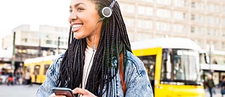 Mujer sonriente con auriculares