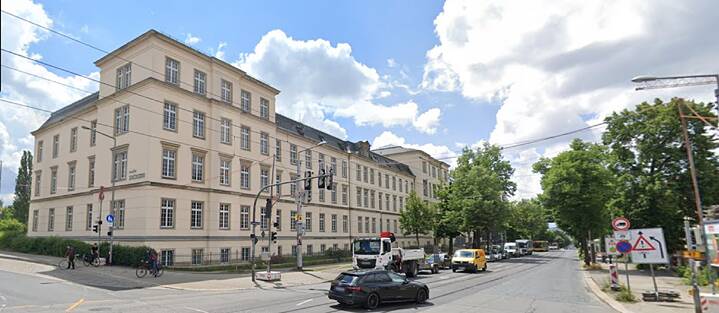 Die Pionierkaserne, eines der noch stehenden Gebäude der Dresdner Kaserne, war der Ort, an dem der junge Erich Kästner während des Ersten Weltkriegs einen Teil seines Dienstes leistete. 