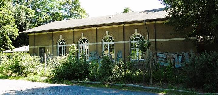 Die Turnhalle ist eines der wenigen Gebäude, die auf dem Gelände der Lehrerbildungsanstalt erhalten geblieben sind.