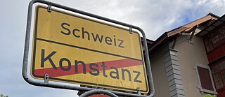 Il cartello che indica il confine sulla Wiesenstrasse