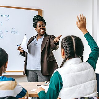 Deutschlehrerin in Interaktion mit Schülerin