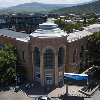 Gori Universalladengebäude