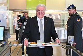 Federal President Frank-Walter Steinmeier at lunch in the canteen of the Bundeswehr Medical Academy