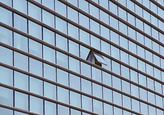 Ein geöffnetes Fenster in einer Fensterfassade