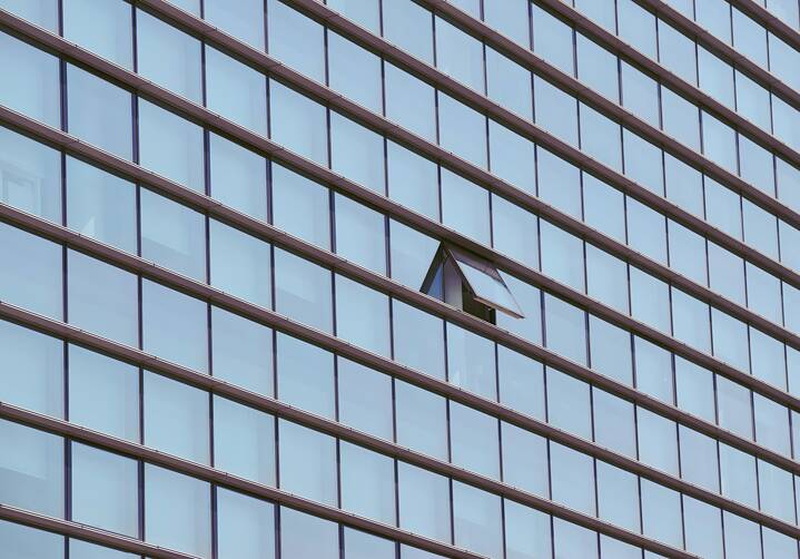 Ein geöffnetes Fenster in einer Fensterfassade