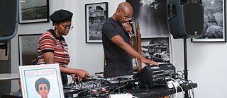 Nickita Maesela und Dave Moyo in der „Library of Things We Forgot to Remember“ in Johannesburg im Rahmen des Bauhaus.Listening.Workshops#3 im März 2024.  | Foto (Ausschnitt):  © iambucks_photography