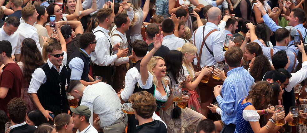 Feiernde auf dem Oktoberfest 2024 in München