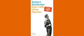 Book cover: Das Café ohne Namen. A man dressed in an overall is standing, leaning slightly backwards