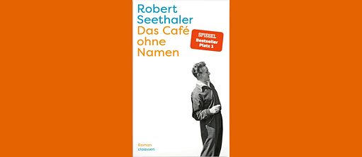 Book cover: Das Café ohne Namen. A man dressed in an overall is standing, leaning slightly backwards