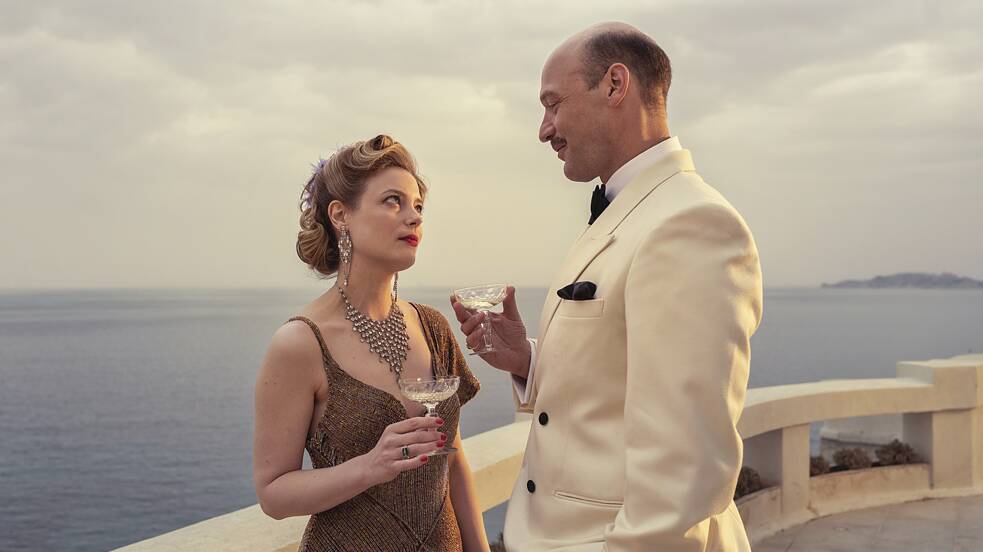  Gillian Jacobs como Mary Jayne Gold y Corey Stoll como Graham Patterson en "Transatlantic"