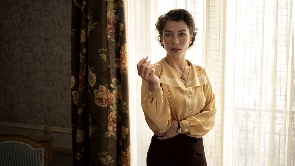 Henriette Confurius como Lena Fischmann. Still da série “Transatlântico” da Netflix. 