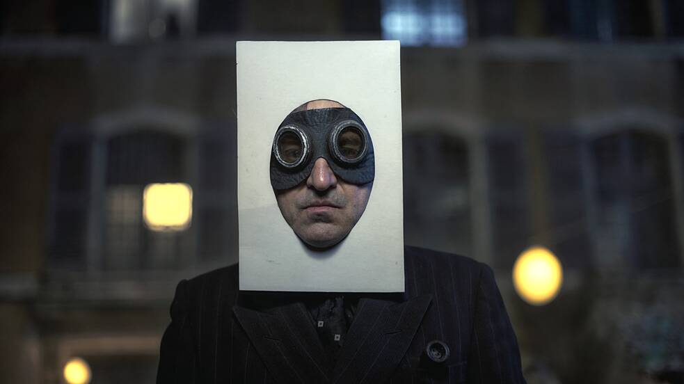 André Breton (interpretado por Louis-Do de Lencquesaing), um dos fundadores do movimento surrealista. Still da série “Transatlântico” da Netflix.