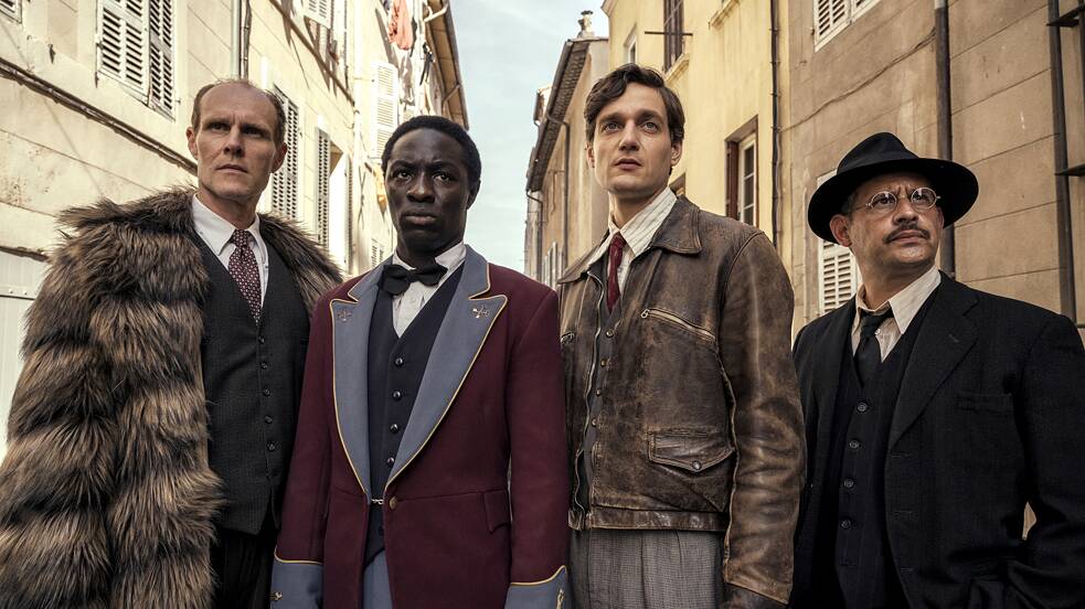 Niels Bormann como Julius, Ralph Amoussou como Paul Kandjo, Lucas Englander como Albert Hirschmann e Moritz Bleibtreu como Walter Benjamin. Foto da série “Transatlântico” da Netflix. 