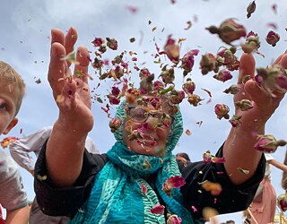 Farida Ahmed jette des pétales de rose en l'air, Maarat al-Saleb, Hema, Syrie.