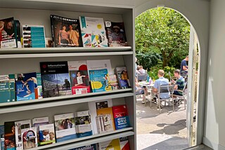 Blick aus der Cafeteria in den Garten